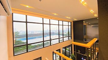 Elegant 2BR Loft Garden Villa at Collins Boulevard Apartment