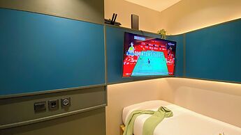 Elegant 2BR Loft Garden Villa at Collins Boulevard Apartment