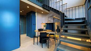 Elegant 2BR Loft Garden Villa at Collins Boulevard Apartment