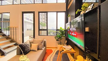 Elegant 2BR Loft Garden Villa at Collins Boulevard Apartment