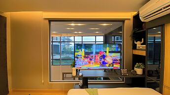 Elegant 2BR Loft Garden Villa at Collins Boulevard Apartment