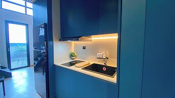 Elegant 2BR Loft Garden Villa at Collins Boulevard Apartment