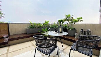 Elegant 2BR Loft Garden Villa at Collins Boulevard Apartment