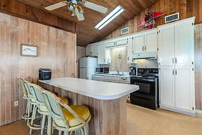 Happy Lee Ever After - 1424 Cadillac Avenue 2 Bedroom Home