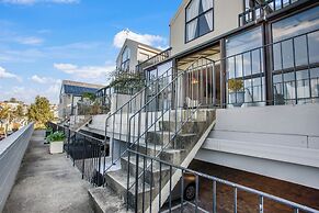 Parnell Vista 2BR Apartment with Seaview