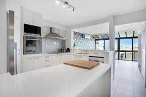 Parnell Vista 2BR Apartment with Seaview