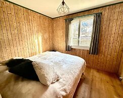 Cosy Chalet With Garden