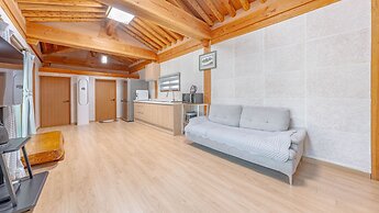 Gyeongju Adamwon Hanok Dokchae Pension