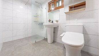 Gyeongju Adamwon Hanok Dokchae Pension