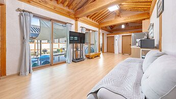 Gyeongju Adamwon Hanok Dokchae Pension