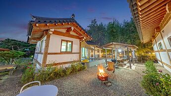 Gyeongju Adamwon Hanok Dokchae Pension