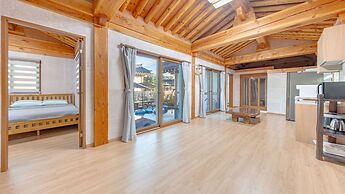 Gyeongju Adamwon Hanok Dokchae Pension