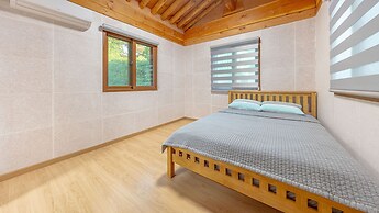 Gyeongju Adamwon Hanok Dokchae Pension