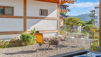 Gyeongju Adamwon Hanok Dokchae Pension