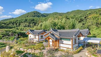Gyeongju Adamwon Hanok Dokchae Pension