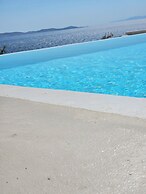 Elli Tropical Suites