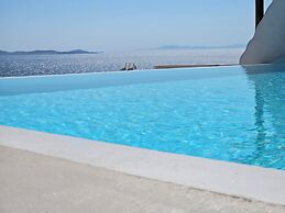 Elli Tropical Suites