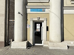 Center Capsule Hotel