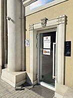 Center Capsule Hotel