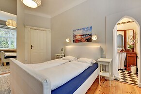 Monte Cassino Blanco by Grand Apartments