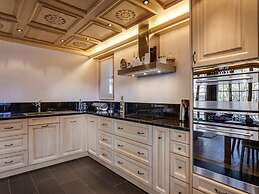 Lush Apartment With Sauna and hot tub