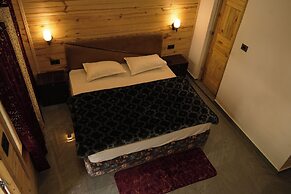 Cabana Riverside Resort - Kainchi Dham