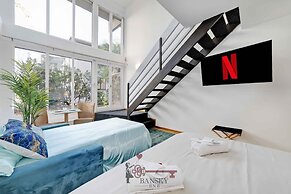 Central Bright Apartment on two Floors Turquoise