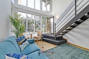 Central Bright Apartment on two Floors Turquoise