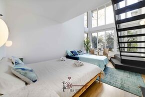 Central Bright Apartment on two Floors Turquoise