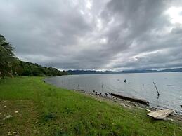 Lodge Hummingbird - Lake Bosomtwe