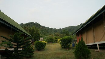 Lodge Hummingbird - Lake Bosomtwe