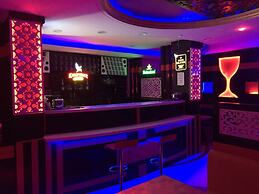 Pinky Hotel