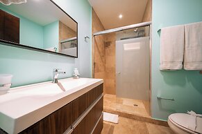 2 BR Condo Rooftop Gym & Pool - Veronica