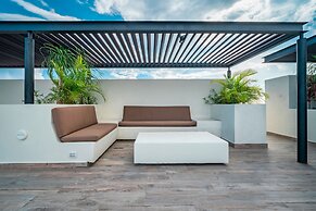 2 BR Condo Rooftop Gym & Pool - Veronica