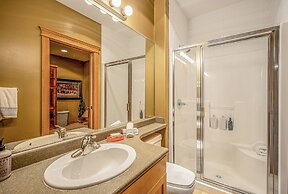 Treetop Getaway Ski In and Out Sleeps 10