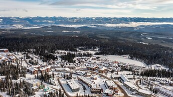 Treetop Getaway Ski In and Out Sleeps 10