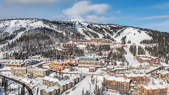 Treetop Getaway Ski In and Out Sleeps 10