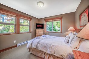 Treetop Getaway Ski In and Out Sleeps 10