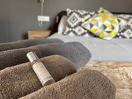 Vibrant Apartment With Great Views