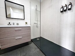 Vibrant Apartment With Great Views