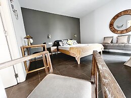 Vibrant Apartment With Great Views