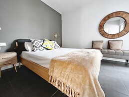 Vibrant Apartment With Great Views