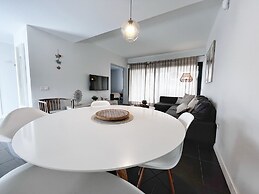 Vibrant Apartment With Great Views