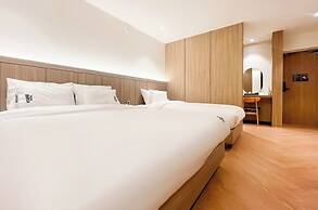 Hound Hotel Jeonju Deokjin