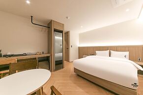 Hound Hotel Jeonju Deokjin