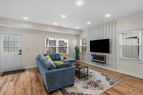 Stylish 4BR Haven Backyard and Fire Pit