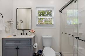 Stylish 4BR Haven Backyard and Fire Pit