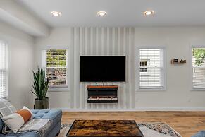 Stylish 4BR Haven Backyard and Fire Pit