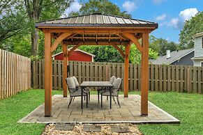 Stylish 4BR Haven Backyard and Fire Pit