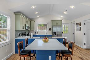 Stylish 4BR Haven Backyard and Fire Pit